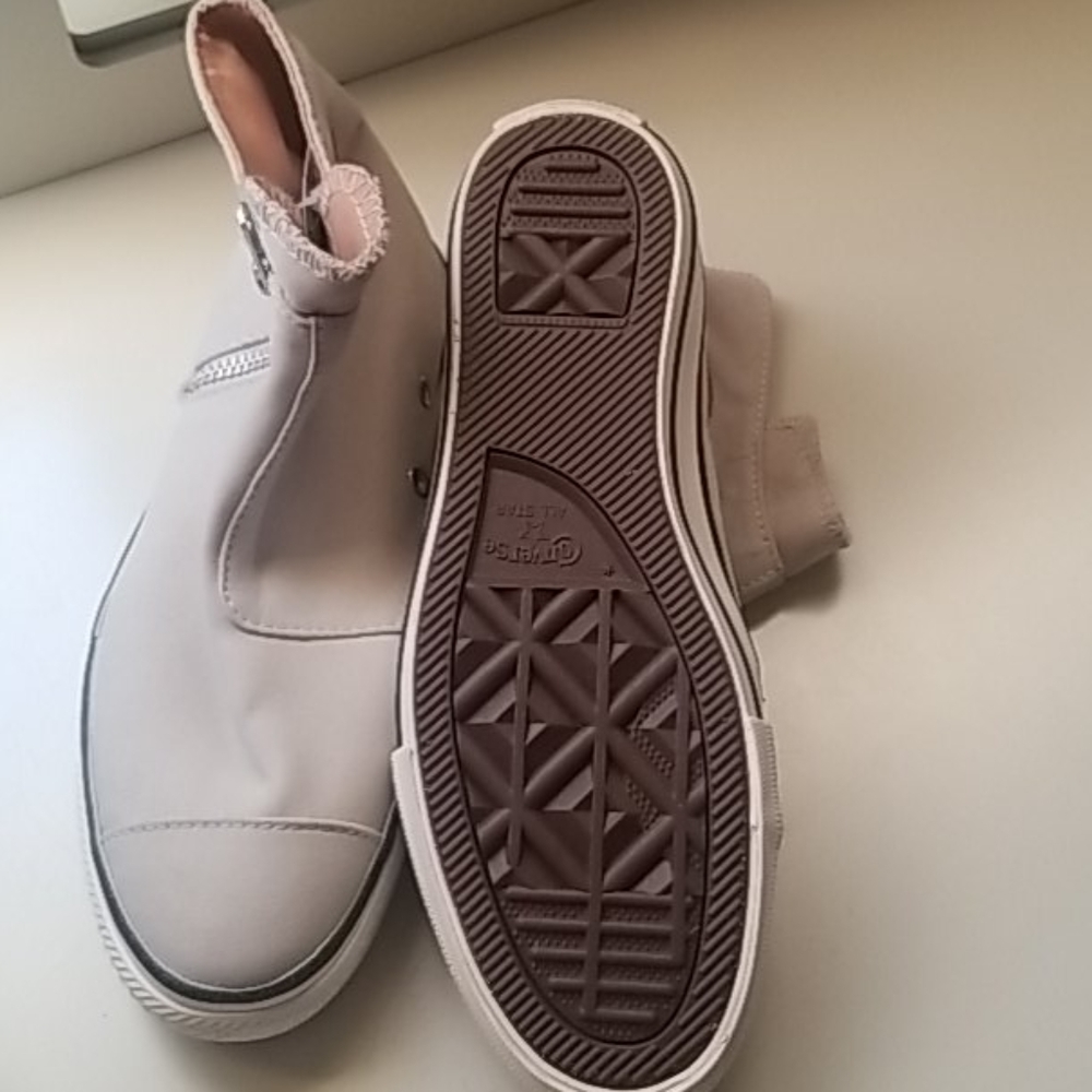 NWOT Beige Converse high tops